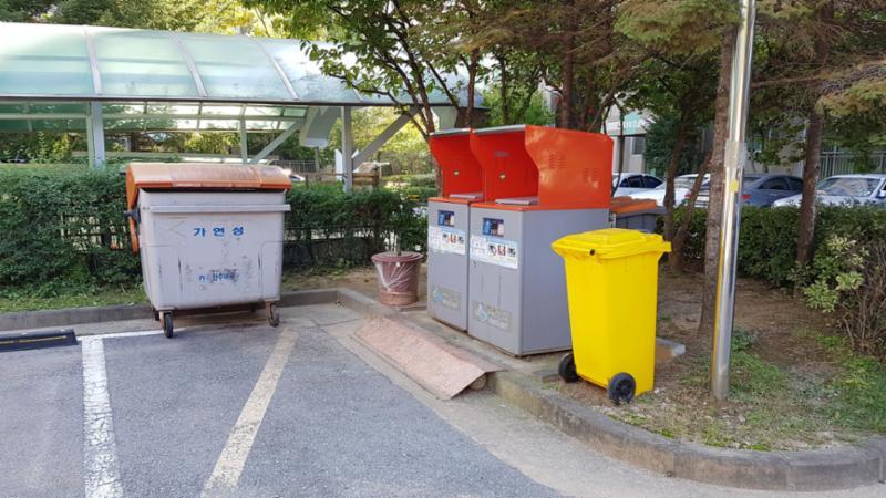 주민들의 이동 경로를 배려해 주차장 외진곳에 마련된 분리수거장이에요