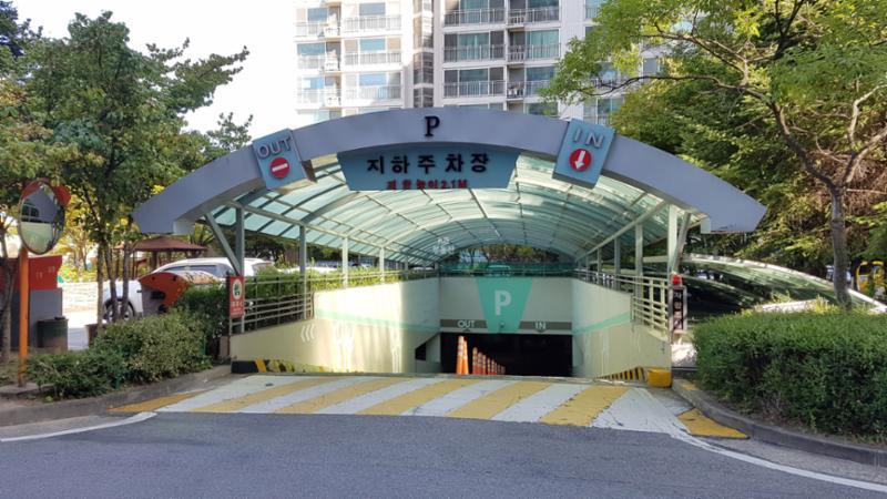 입주민들의 안전을 위해 지하로 연결되는 지하주차장 출입구에요
