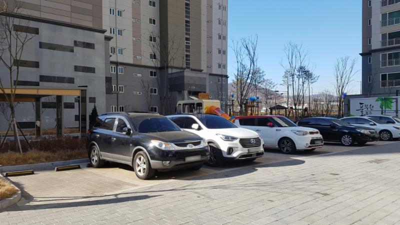 단지 내 지상주차장 모습이에요
