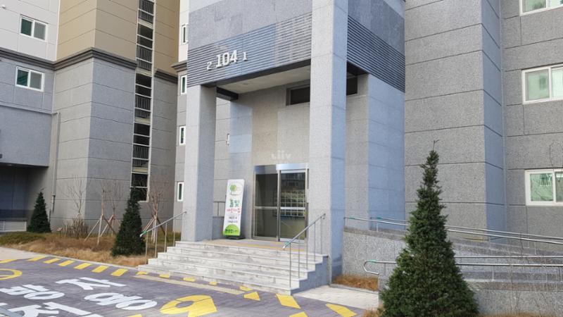 현관은 번호키가 마련되어 있어 외부인의 출입을 통제하며, 한 켠에 경사로가 마련되어 있어 유모차나 실버카 이동도 편리해요