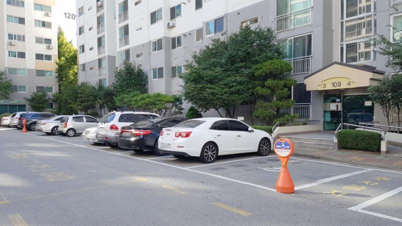 대한대우 아파트 지상주차장이에요