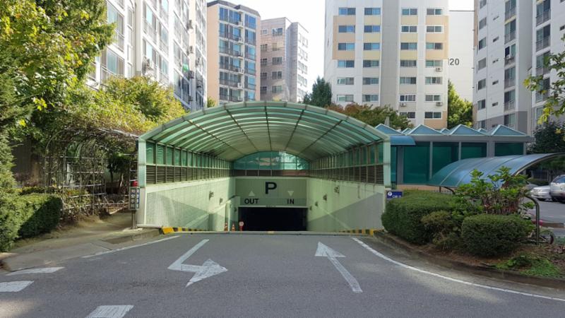 지하로 연결되어 있는 지하주차장 출입구에요