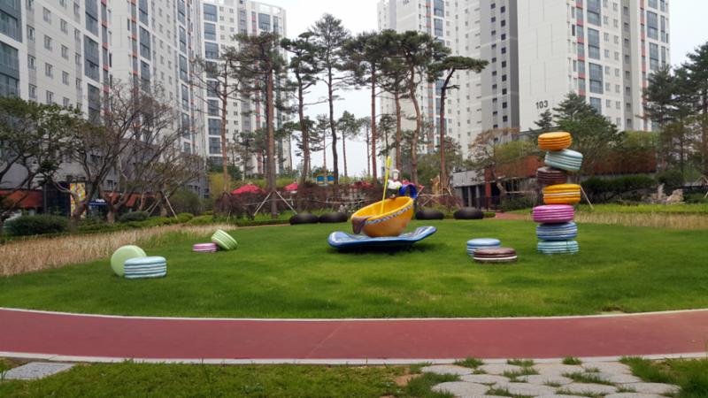 아기자기한 조형물이 단지 내 곳곳에 설치되어 있어, 멀리 나가지 않고도 여유롭게 휴식 및 여가를 취할 수 있어요
