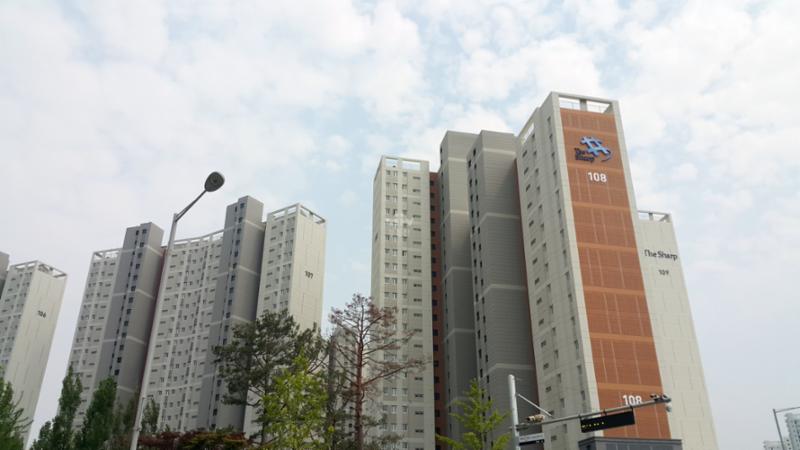 2018년에 입주한 단지로, 소사벌더샵마스터뷰의 로고와 단지명이 돋보이는 단지 외관입니다