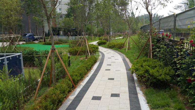단지 내 보행로 및 산책로예요
