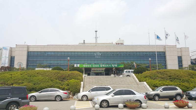 아파트 관할에 위치한 평택시청 입니다