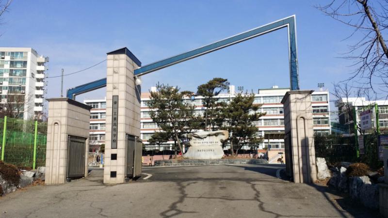 단지 인근에 위치한 동일공업고등학교입니다