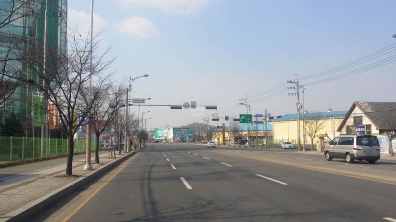 단지 인근에 위치한 경기대로 1번국도 도로입니다