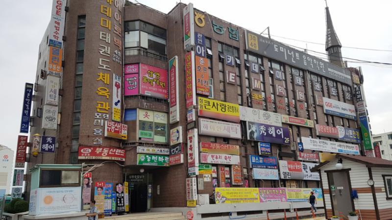 단지 내에 위치하고 있는 상가건물이에요