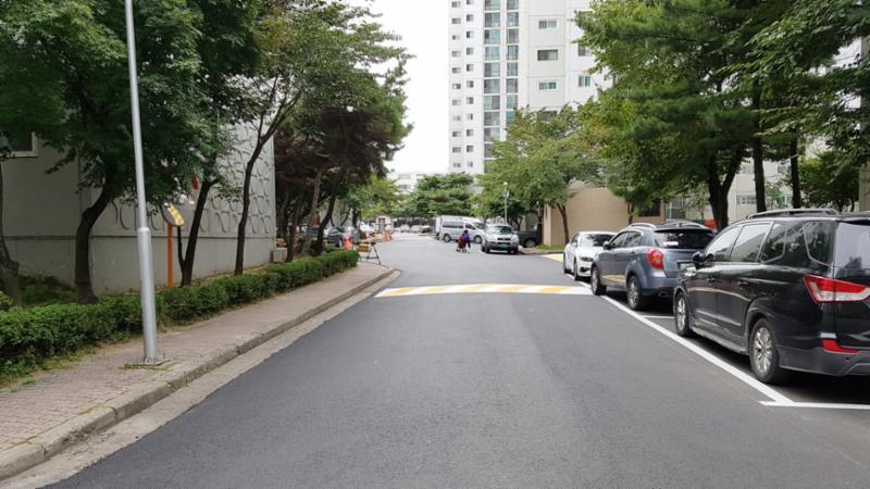 단지를 가로지르는 단지 내 도로에요
