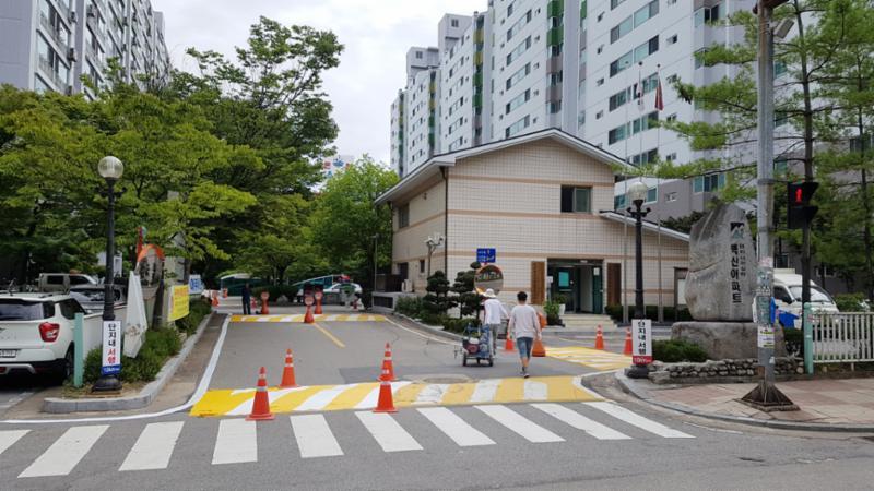 보행자들의 안전을 배려하여 횡단보도가 있는 벽산 단지정문이에요