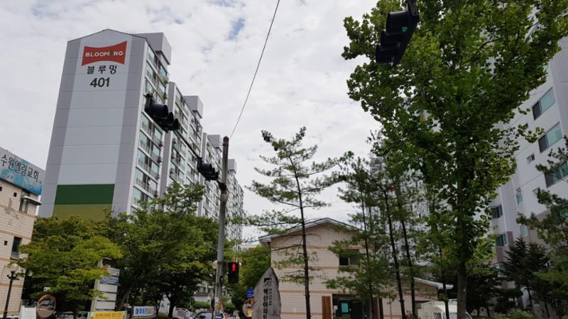 단지 바로 앞에 권선중앙공원이 인접해 있어 산책 및 휴식을 취할 수 있으며 가족들과 시간을 보내기에도 좋아요