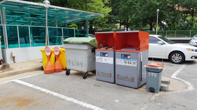 단지 한쪽에 마련된 분리수거장이에요