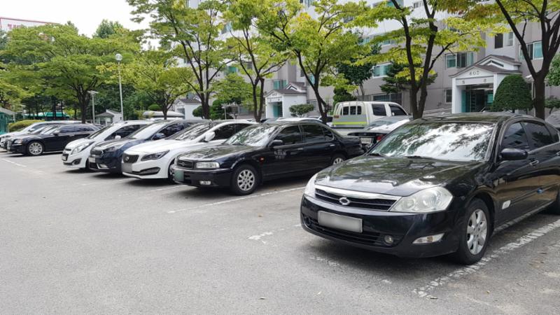 총 385대를 주차할 수 있는 지상 주차공간이에요