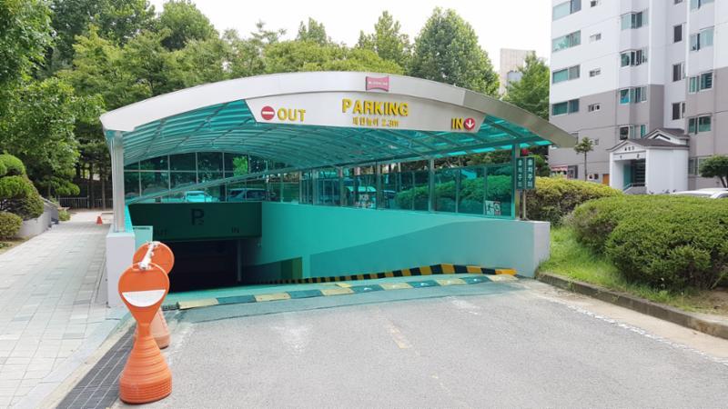 출차주의 경보음이 설치되어 있어 안전에 신경을쓴 지하 주차장 출입구에요