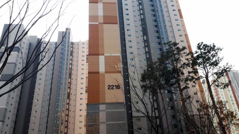 한신더휴의 깔끔하고 세련된 전경 사진이에요