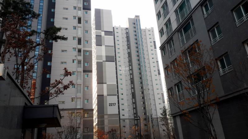 한신더휴의 깔끔하고 세련된 전경 사진이에요