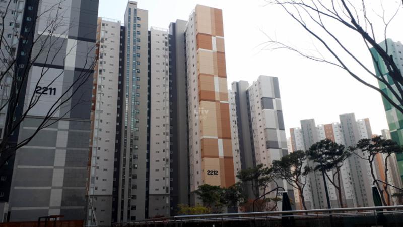 한신더휴의 깔끔하고 세련된 전경 사진이에요