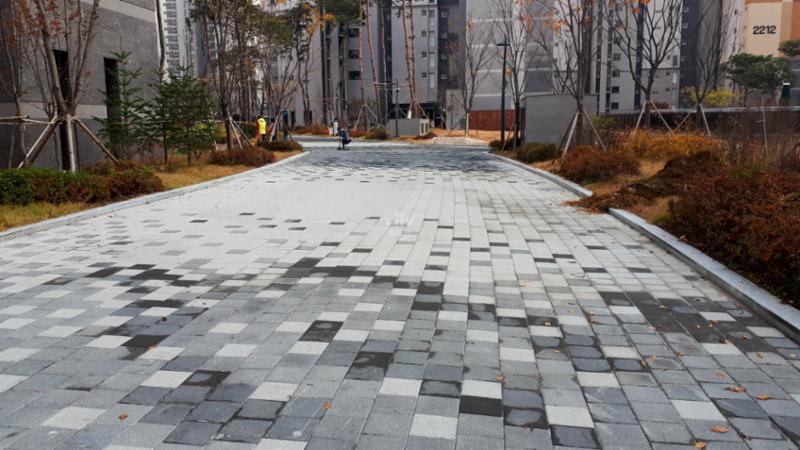 보도블록으로 깔끔하게 마감된 평지로 된 보행로에요