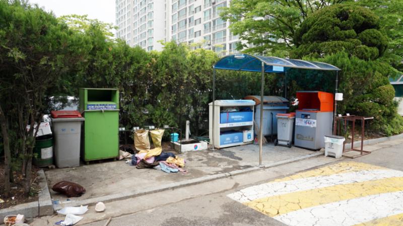 단지 내 분리수거하는 곳이에요