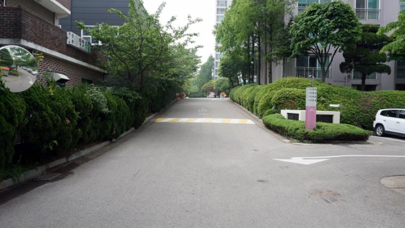 아파트와 연결되어 있는 산책로가 조성되어 있어요