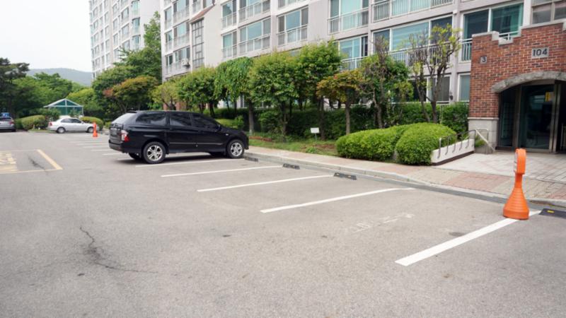 단지 현관 곳곳마다 지상 주차장이 마련되어 있고 넓이 또한 넉넉하여 차량간의 불편사항이 없으며 도로와 인접해 정문이나 후문으로 이동이 편리해져요