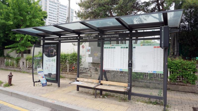 단지 앞에 위치한 버스정류장입니다