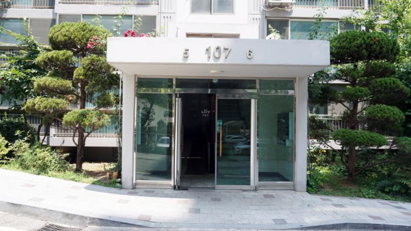 평지로된 107동 공동현관입구에요