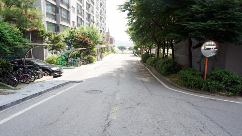 강남 아파트의 단지 내 도로에요