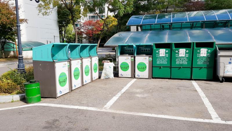 주민들의 이동 경로를 배려해 주차장 외진곳에 마련된 분리수거장이에요