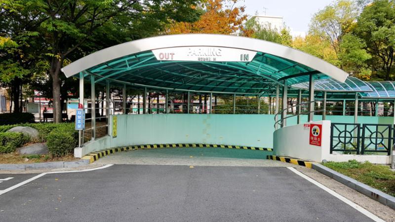 출차주의 경보음이 설치되어 있어 안전에 신경을 쓴 주공그린빌5단지 지하주차장 출입구에요