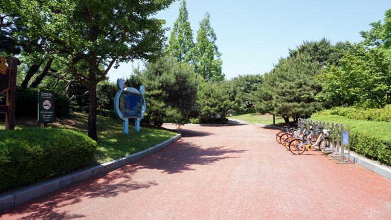 단지 인근 거리에 위치한 인계예술공원입니다