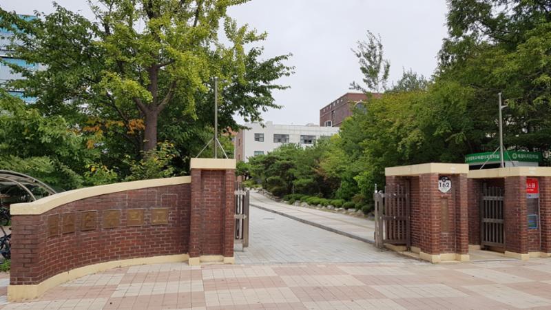 단지 주변에 위치한 남수원중학교 입니다
