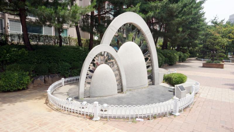 단지 내에 위치한 조형물이에요