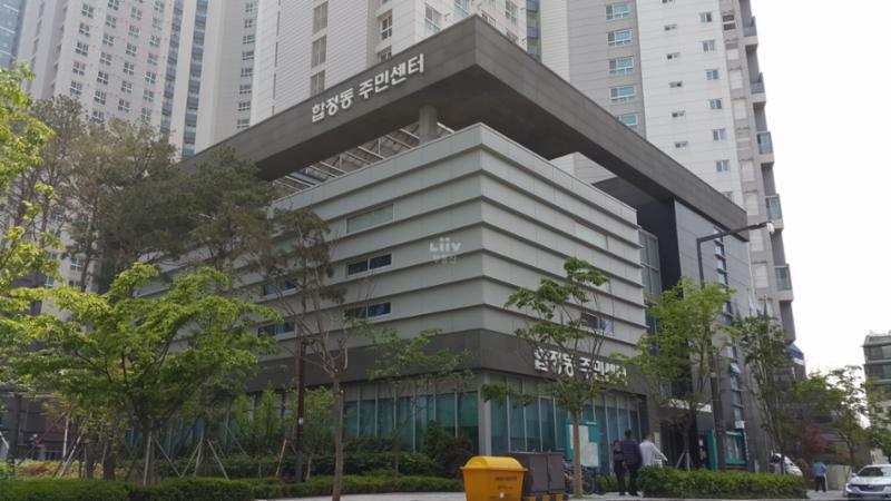 마포한강아이파크 단지 인근에 합정동 주민센터가 위치하고 있어, 입주민들이 편하게 이용할 수 있습니다