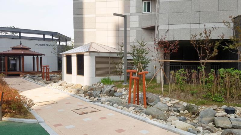 단지 곳곳에 잘 관리된 화단과 다양한 조형물이 갖춰져 있어 보는 재미가 있는 단지 전경이에요