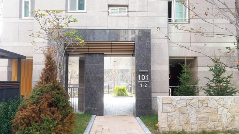 고급스러운 디자인의 공용현관 입구에요