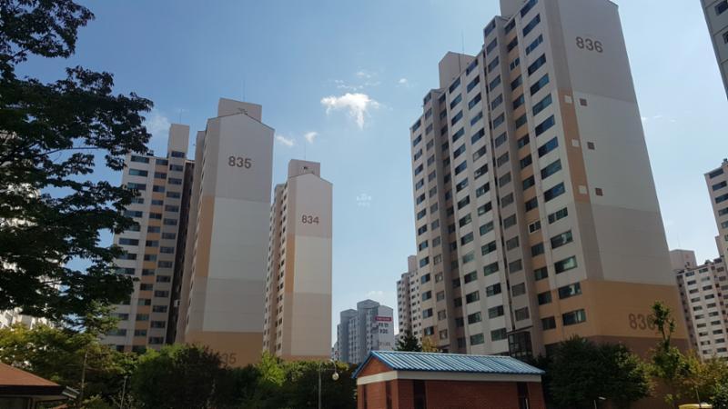 각 층마다 색을 달리해 전체적으로 화사하면서도 세련된 외관을 선보이는 단지 전경이에요