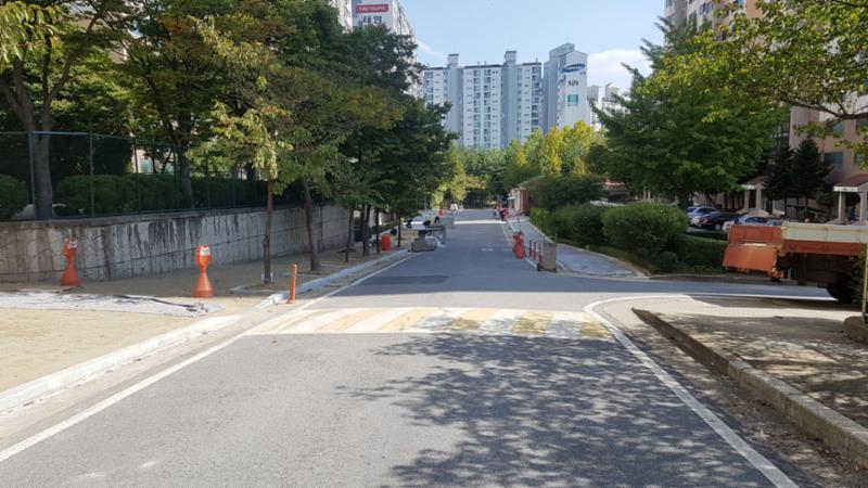 보도블록으로 깔끔하게 마감된 평지로 된 보행로이구요