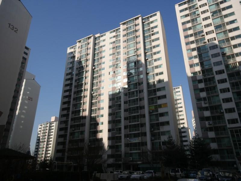 133동