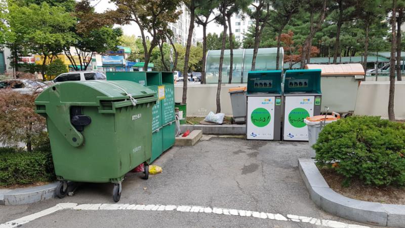입주민들의 생활편의를 위하여 재활용 분리수거장을 야외에 별도로 설치하여 편의를 높였으며, 단지를 깨끗하게 관리할 수 있어요