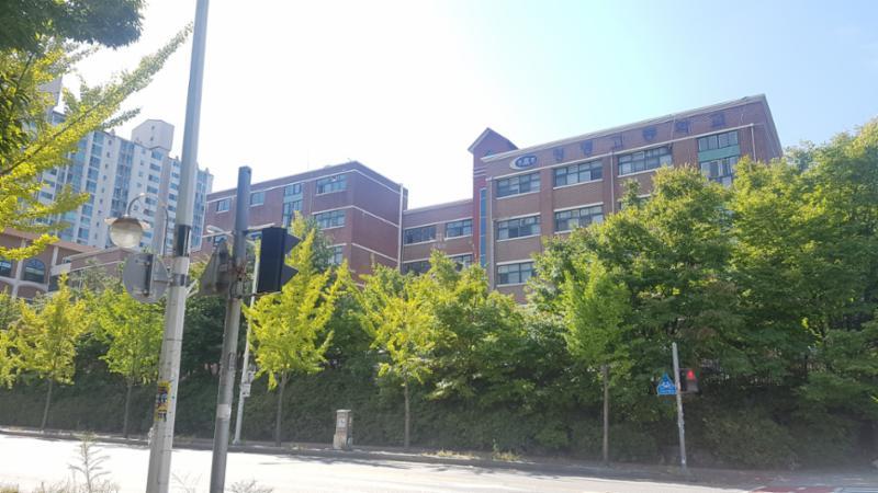 단지 주변에 위치한 청명고등학교 입니다