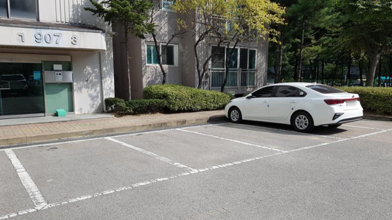 도로와 인접해 있는 지상 주차장입니다