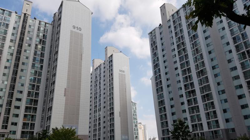 1999년 12월에 입주한 단지인 만큼 부분적으로 연식이 느껴지지만 전체적으로 양호하게 관리된 단지 외관이에요
