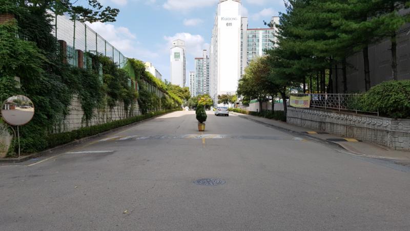 단지 내부를 이어주는 도로 입니다