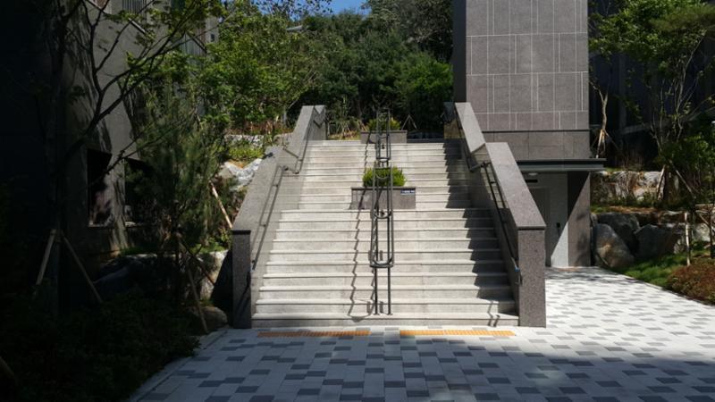 고급스러운 모습의 대리석 계단 입니다