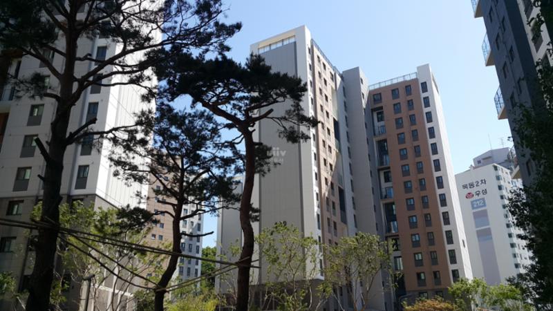 심플한 외관 디자인으로 품격있고 고급스러움이 느껴지는 목동파크자이 아파트 외관 입니다