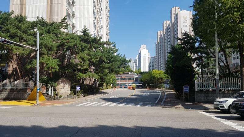 차량 출입기가 설치되어 있고 출입구에 경비초소가 있어 외부차량의 출입을 안전하게 관리하고 있어요