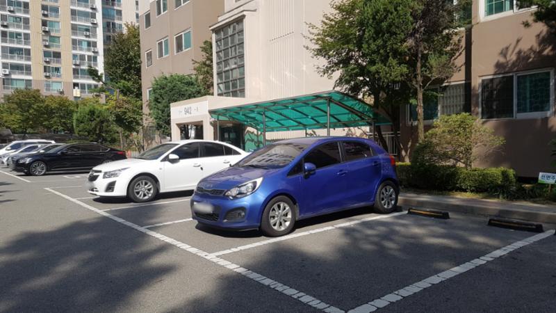 도로와 인접해 있는 지상 주차장입니다