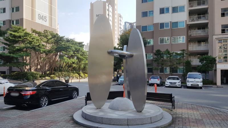 단지 곳곳에 잘 관리된 화단과 다양한 조형물이 갖춰져 있어 보는 재미가 있는 단지전경이에요